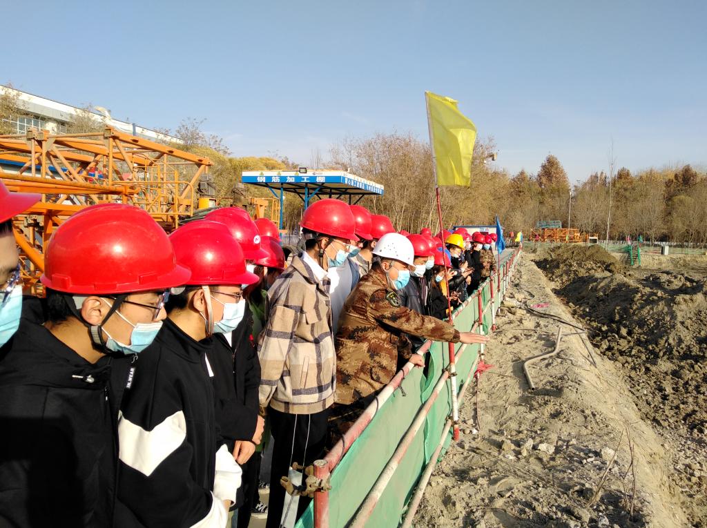 兵团六建副总经理向员工介绍桩基础施工